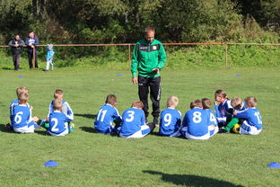 米兰体育app下载安装-教练团队战术调整助力比赛胜利，教练布置战术  第3张